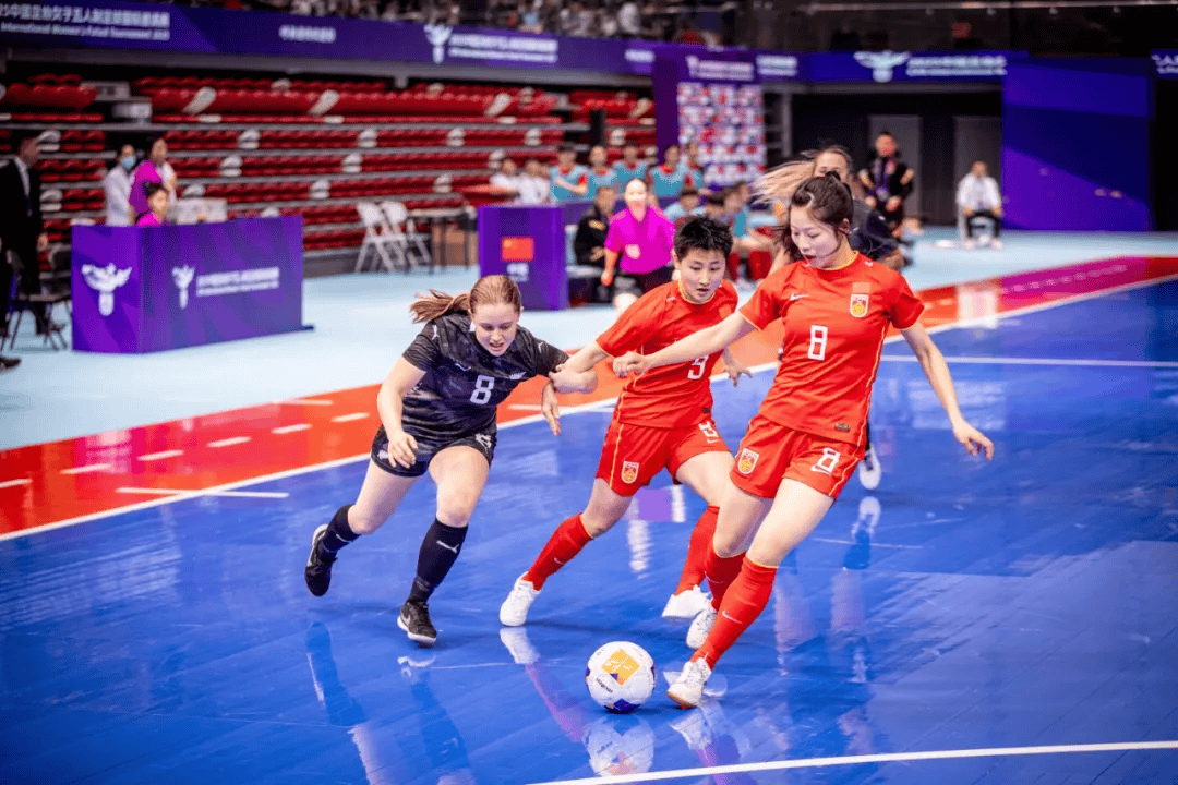 包含国内女子足球赛中，中国队取得胜利进入下一轮的词条